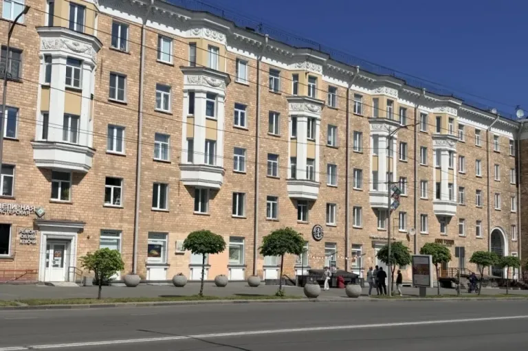 В Петрозаводске с крыши дома упала штукатурка на пешехода