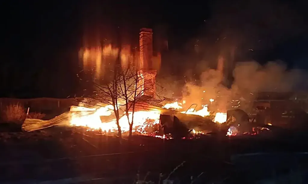 В Медвежьегорском округе дотла сгорели дом и две постройки