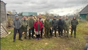 Ветераны помогли матери погибшего бойца с дровами в Карелии