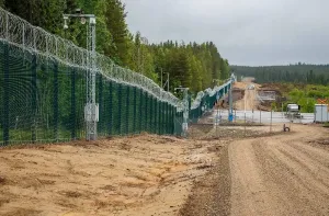 Финский забор на границе с Россией повреждён деревьями и животными