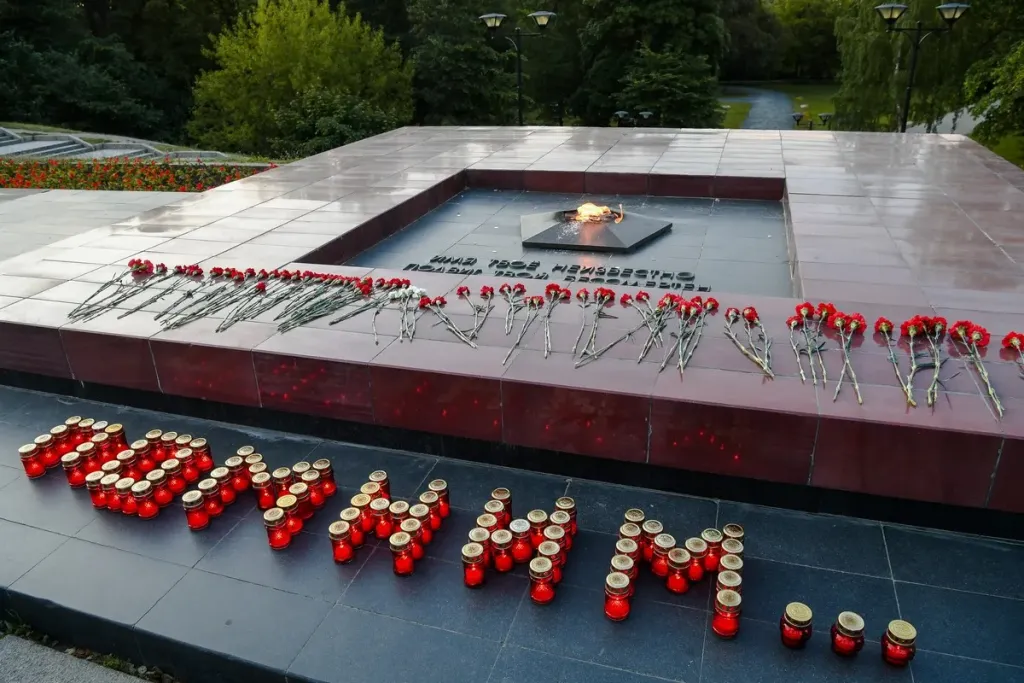 В Петрозаводске женщина унесла цветы с мемориала погибшим медикам