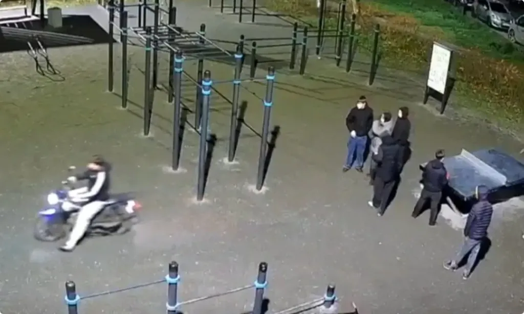 В Петрозаводске подростки ездят на мопедах по детским площадкам
