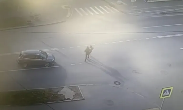 В Петрозаводске двух девочек дважды чуть не сбили на дороге