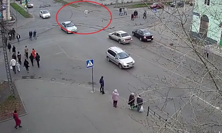 В Петрозаводске камеры сняли пешеходов, чуть не попавших под машины