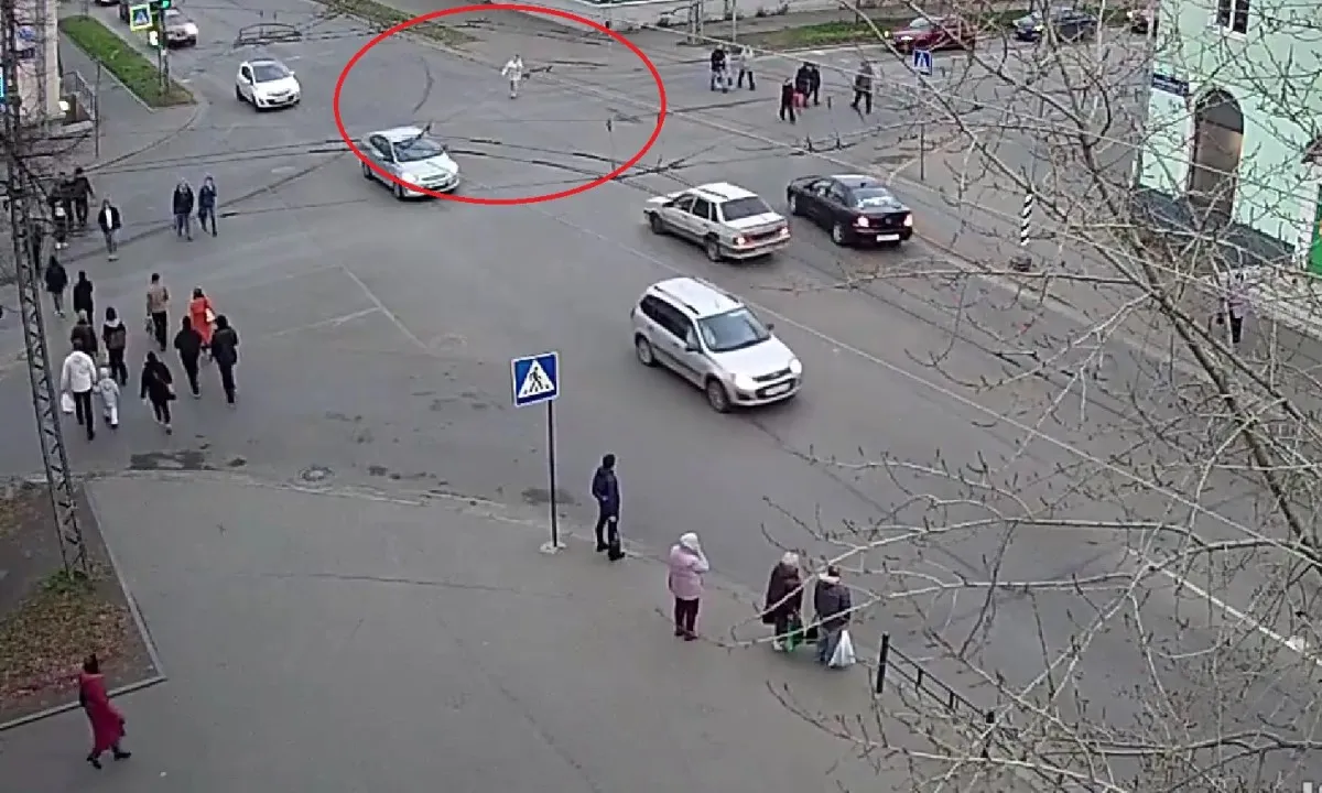 В Петрозаводске камеры сняли пешеходов, чуть не попавших под машины