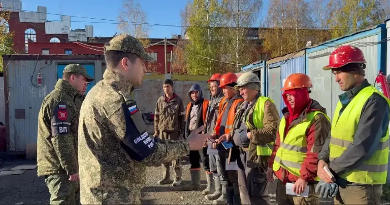 В Петрозаводске после рейда на стройках двух мужчин доставили в военкомат